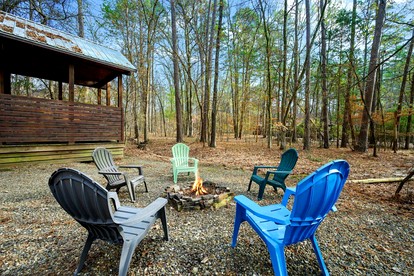 Peaceful Secluded Cabin with Hot Tub, Game Room & Fireplaces Near Beavers Bend State Park, Broken Bow OK - Broken Bow, Oklahoma - glamping.directory