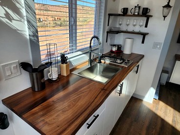 Stargazing Tiny Home with Private Deck & Hot Tub near Zion National Park, Apple Valley, Utah - Apple Valley, Utah - glamping.directory