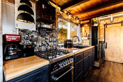 Stargazing Tiny Home with Private Deck & Hot Tub near Zion National Park, Apple Valley, Utah - Apple Valley, Utah - glamping.directory
