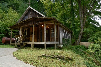 Charming Appalachian Mountain Cabin for Glamping near the Nantahala River - glamping.directory