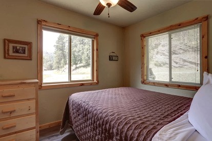 Lush Creekside Vacation Rental Haven near Mount Rushmore in South Dakota - Keystone, South Dakota - glamping.directory
