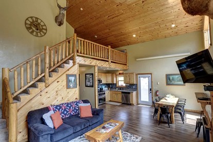 Lush Creekside Vacation Rental Haven near Mount Rushmore in South Dakota - Keystone, South Dakota - glamping.directory