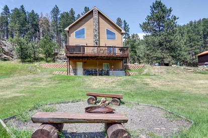 Lush Creekside Vacation Rental Haven near Mount Rushmore in South Dakota - glamping.directory