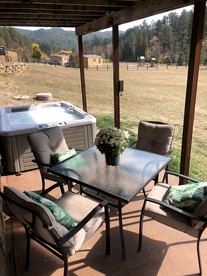 Lush Creekside Vacation Rental Haven near Mount Rushmore in South Dakota - Keystone, South Dakota - glamping.directory
