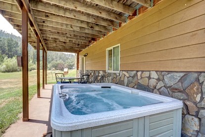 Lush Creekside Vacation Rental Haven near Mount Rushmore in South Dakota - Keystone, South Dakota - glamping.directory