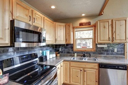 Lush Creekside Vacation Rental Haven near Mount Rushmore in South Dakota - Keystone, South Dakota - glamping.directory