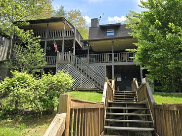 Mountain Lake House in North Carolina - glamping.directory