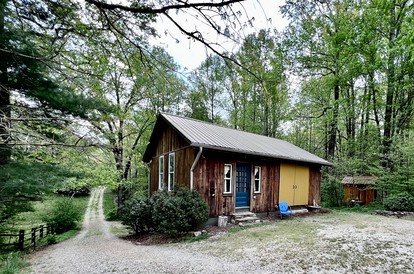 Charming Vacation Rental in a Barn on a Horse Farm near Afton Mountain in Virginia - Afton, Virginia - glamping.directory