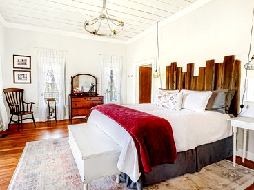 Charming Historic Cottage in Restored 19th-Century Schoolhouse near Dahlonega, Georgia - Dahlonega, Georgia - glamping.directory