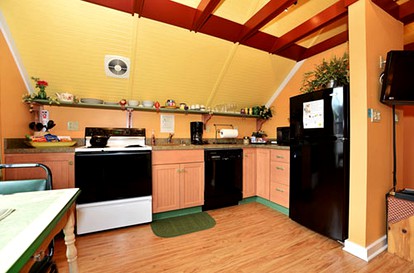 Gorgeous Suite for a Romantic Getaway near Pittsburgh, Pennsylvania - Ellwood, Pennsylvania - glamping.directory