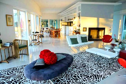 Fabulous Retreat with an Indoor Pool and Sauna for a Luxury Getaway in Champaign, Illinois - Champaign, Illinois - glamping.directory