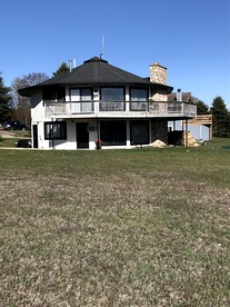 Stunning Cabin Getaway Perfect for Large Groups Situated in Boyne Falls, Michigan - Boyne Falls, Michigan - glamping.directory
