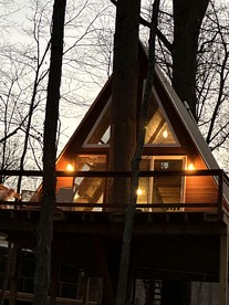 Incredible A-Frame Tree House Overlooking the Raystown Branch Juniata River and Surrounded by Trees for a Peaceful Getaway in Hopewell, Pennsylvania - glamping.directory