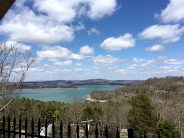 Rustic Cottage Rental on the Shores of a Lake near Rogers, Arkansas - Rogers, Arkansas - glamping.directory