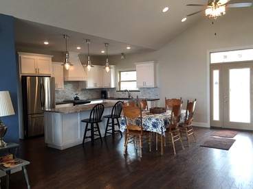 Rustic Cottage Rental on the Shores of a Lake near Rogers, Arkansas - Rogers, Arkansas - glamping.directory