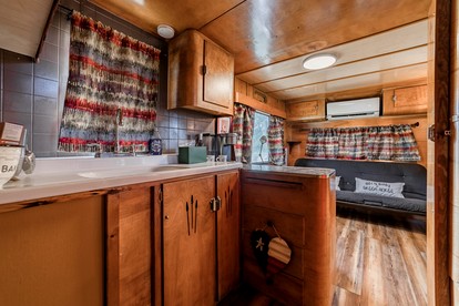 Vintage Camper Amazingly Equipped Great for a Unique Getaway in Texas - Spicewood, Texas - glamping.directory