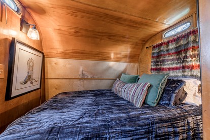 Vintage Camper Amazingly Equipped Great for a Unique Getaway in Texas - Spicewood, Texas - glamping.directory