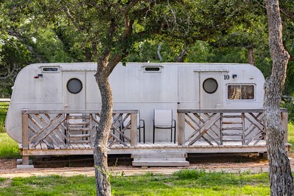 Vintage Camper Amazingly Equipped Great for a Unique Getaway in Texas - Spicewood, Texas - glamping.directory