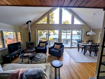 Oceanfront Cottage with Fire Pit & Direct Water Access Near Acadia National Park in Hancock, Maine - Hancock, Maine - glamping.directory
