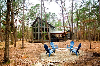 Luxury Cabin with a Private Hot Tub and Fire Pit in Hochatown, Oklahoma - Hochatown, Oklahoma - glamping.directory