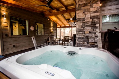 Luxury Cabin with a Private Hot Tub and Fire Pit in Hochatown, Oklahoma - Hochatown, Oklahoma - glamping.directory