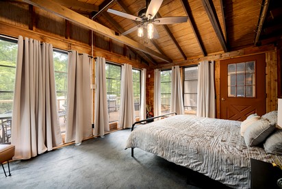 Spectacular Wooden Cabin with Hot-tub, Barbecue and Fire Pit in Berkerley Springs, West Virginia - Berkeley Springs , West Virginia - glamping.directory