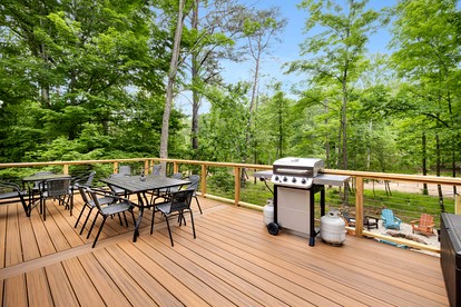 Spectacular Wooden Cabin with Hot-tub, Barbecue and Fire Pit in Berkerley Springs, West Virginia - Berkeley Springs , West Virginia - glamping.directory