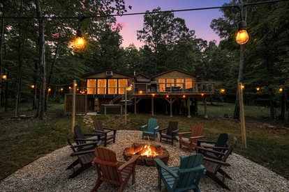 Spectacular Wooden Cabin with Hot-tub, Barbecue and Fire Pit in Berkerley Springs, West Virginia - Berkeley Springs , West Virginia - glamping.directory