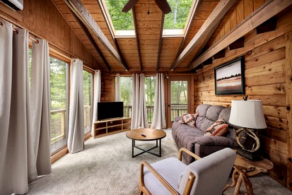 Spectacular Wooden Cabin with Hot-tub, Barbecue and Fire Pit in Berkerley Springs, West Virginia - Berkeley Springs , West Virginia - glamping.directory