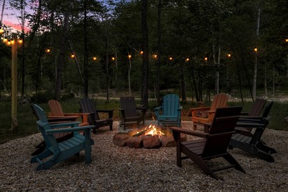 Spectacular Wooden Cabin with Hot-tub, Barbecue and Fire Pit in Berkerley Springs, West Virginia - Berkeley Springs , West Virginia - glamping.directory