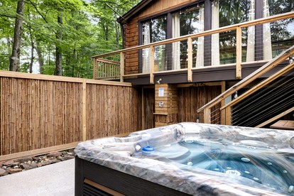 Spectacular Wooden Cabin with Hot-tub, Barbecue and Fire Pit in Berkerley Springs, West Virginia - Berkeley Springs , West Virginia - glamping.directory