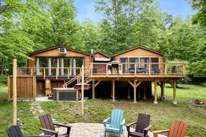 Spectacular Wooden Cabin with Hot-tub, Barbecue and Fire Pit in Berkerley Springs, West Virginia - glamping.directory