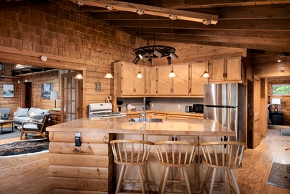 Spectacular Wooden Cabin with Hot-tub, Barbecue and Fire Pit in Berkerley Springs, West Virginia - Berkeley Springs , West Virginia - glamping.directory