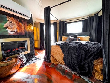 Luxurious Romantic Glamping Cabin with Outdoor Tub near Lake Fork in East Texas - Point, Texas - glamping.directory