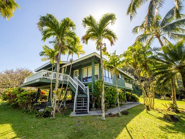 Spacious Villa Getaway beside the Ocean near Kilauea, Hawaii - glamping.directory