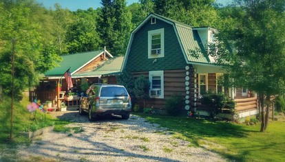 Gorgeous Vacation Cabin for Groups with Stylish Interior near Huntington, West Virginia - glamping.directory
