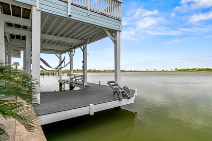 Amazing Waterfront Home with Stunning Sunset Views and a Private Pier in Galveston, Texas - Galveston, Texas - glamping.directory