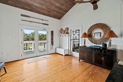Amazing Waterfront Home with Stunning Sunset Views and a Private Pier in Galveston, Texas - Galveston, Texas - glamping.directory