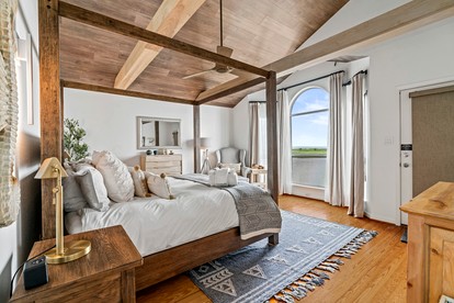 Amazing Waterfront Home with Stunning Sunset Views and a Private Pier in Galveston, Texas - Galveston, Texas - glamping.directory