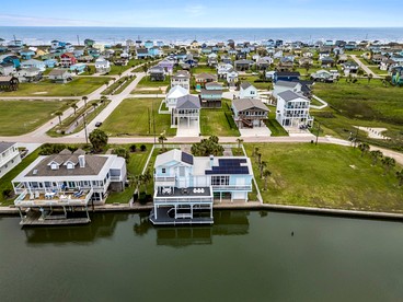 Amazing Waterfront Home with Stunning Sunset Views and a Private Pier in Galveston, Texas - Galveston, Texas - glamping.directory
