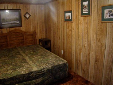 Rustic Lodge near the Kickapoo River in Gays Mills, Wisconsin - Gays Mills, Wisconsin - glamping.directory