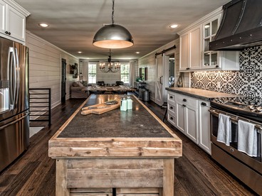 Luxurious Barn Rental on 16 Acres with Private Lake near Waco, Texas - Lacy Lakeview, Texas - glamping.directory