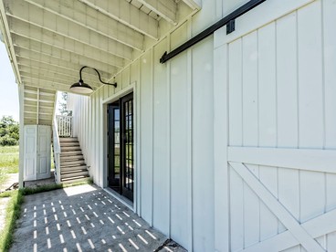 Luxurious Barn Rental on 16 Acres with Private Lake near Waco, Texas - Lacy Lakeview, Texas - glamping.directory