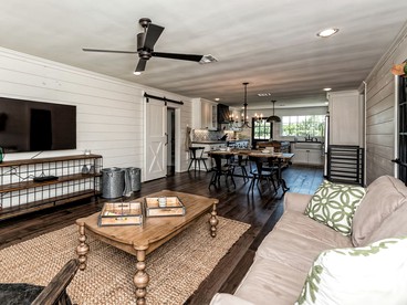 Luxurious Barn Rental on 16 Acres with Private Lake near Waco, Texas - Lacy Lakeview, Texas - glamping.directory
