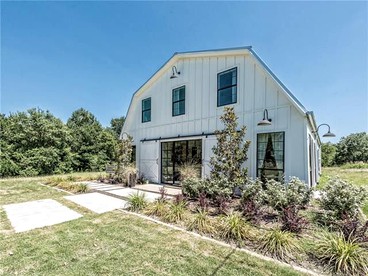 Luxurious Barn Rental on 16 Acres with Private Lake near Waco, Texas - glamping.directory