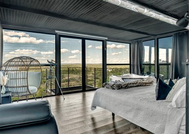 Stunning Mirror-Glass Retreat with Spa Tub & Sunset Deck in Cottonwood, Texas - Cottonwood Shores, Texas - glamping.directory