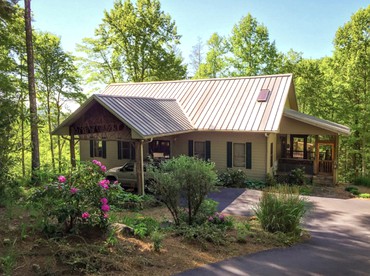 Stunning Cabin Surrounded by Waterfalls near Sapphire, North Carolina - Sapphire, North Carolina - glamping.directory