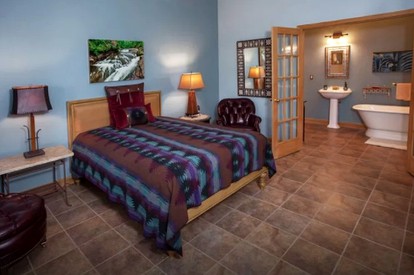 Stunning Cabin Surrounded by Waterfalls near Sapphire, North Carolina - Sapphire, North Carolina - glamping.directory