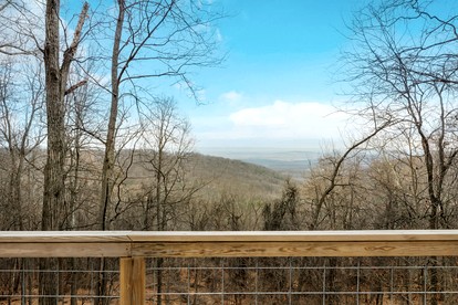 Comfortable Cabin with Mountain Valley Views near Berkeley Springs State Park, West Virginia - Hedgesville, West Virginia - glamping.directory