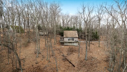 Comfortable Cabin with Mountain Valley Views near Berkeley Springs State Park, West Virginia - Hedgesville, West Virginia - glamping.directory
